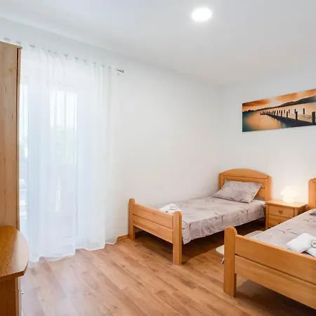 Vacation Matic With 7 Bedrooms Sinj