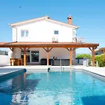 Vacation Matic With 7 Bedrooms Sinj