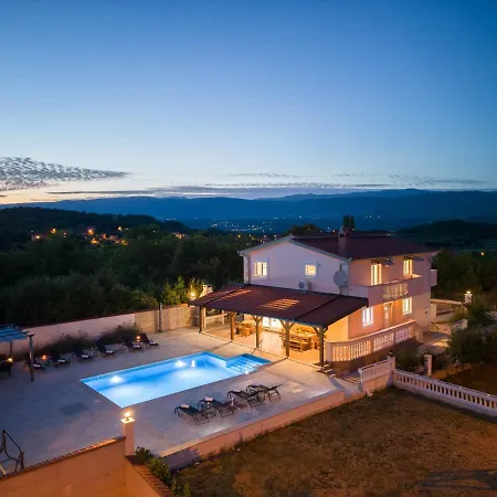 Vacation Matic With 7 Bedrooms Sinj