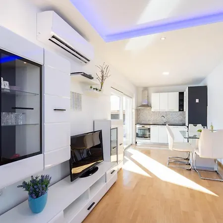 Vacation Matic With 7 Bedrooms Sinj