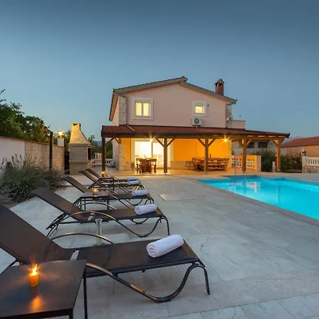 Βίλα Vacation Matic With 7 Bedrooms Sinj