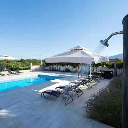 Vacation Matic With 7 Bedrooms Βίλα Sinj