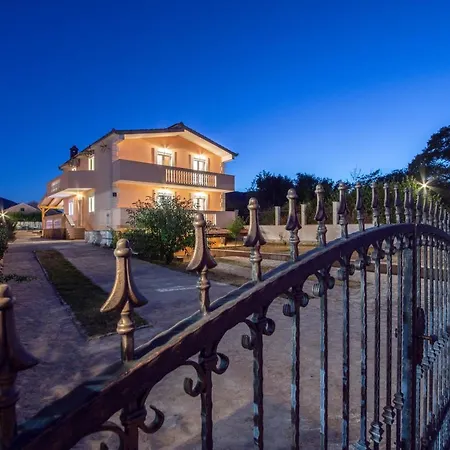 Vacation Matic With 7 Bedrooms Villa Sinj
