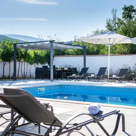 Βίλα Vacation Matic With 7 Bedrooms Sinj