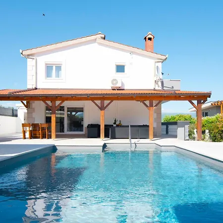 Vacation Matic With 7 Bedrooms Sinj